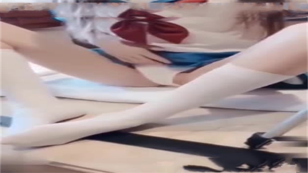 反差母狗自慰高潮喷水，私处滴蜡淫叫不断！